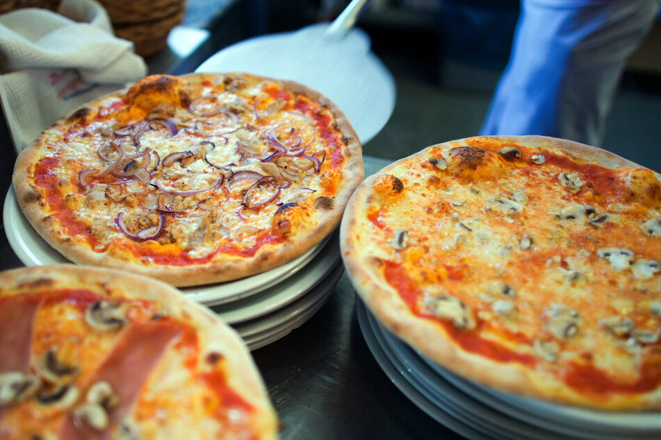 Dreimal Salami-Pizza: Schuldirektor versteht keinen Spaß und ruft Polizei