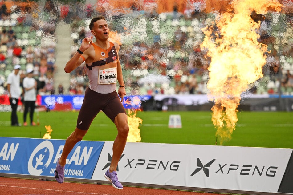 Karl Bebendorf (30) lief mit großem Abstand als Sieger über die 2000 Meter Hindernis in seinem Wohnzimmer ein.