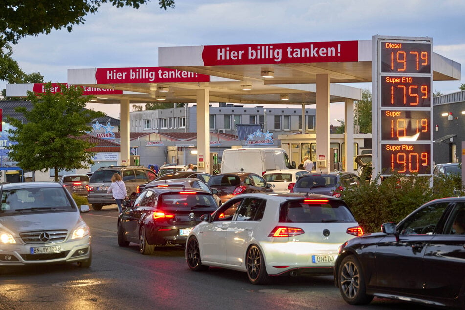 Kurz vorm Auslaufen des Tankrabatts zum Monatsende ist wieder mit Warteschlangen zu rechnen.