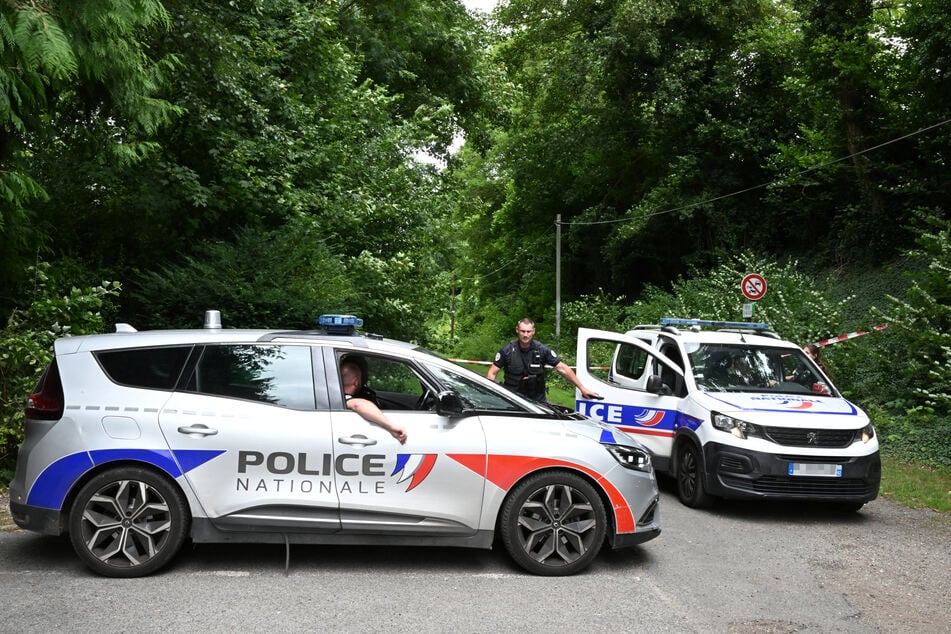 Sämtliche Zugänge zum Tatort wurden von der Polizei abgeriegelt. Jetzt soll ermittelt werden, warum der Mann auf diese grausame Art sterben musste.