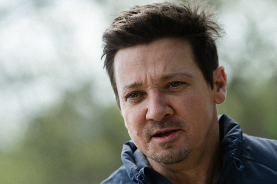 Jeremy Renner (53) wurde vor 17 Monaten von einem Schneepflug überrollt.