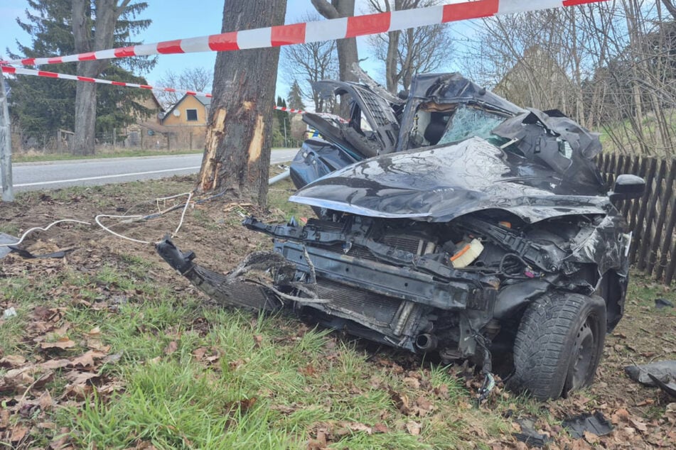 Der Ford ist nach dem Unfall nur noch ein Wrack.