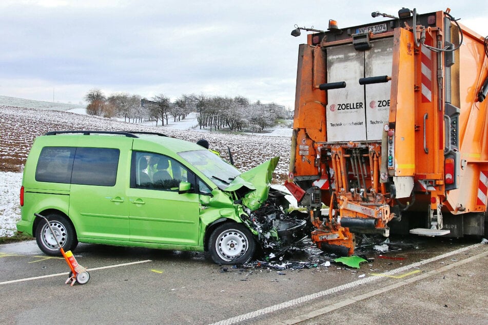 VW kracht in Müllwagen: Mann (†57) tödlich verletzt