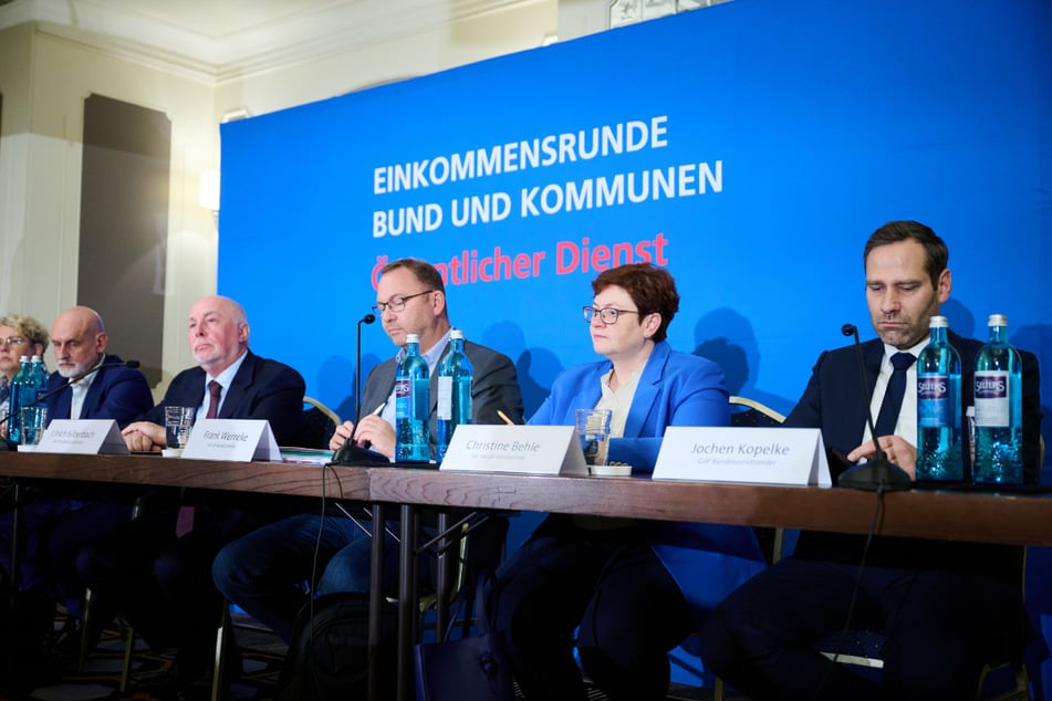 Vorsitzende verschiedener Gewerkschaften bei der Ankündigung der nächsten Tarifrunde auf einer Pressekonferenz.