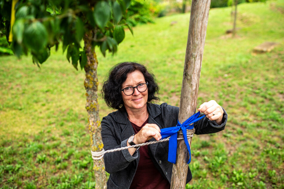Grünen-Stadträtin Manuela Tschök-Engelhardt (55) ist Baumpatin. Eine Ausweitung des Programms scheitert bisher am Geld.