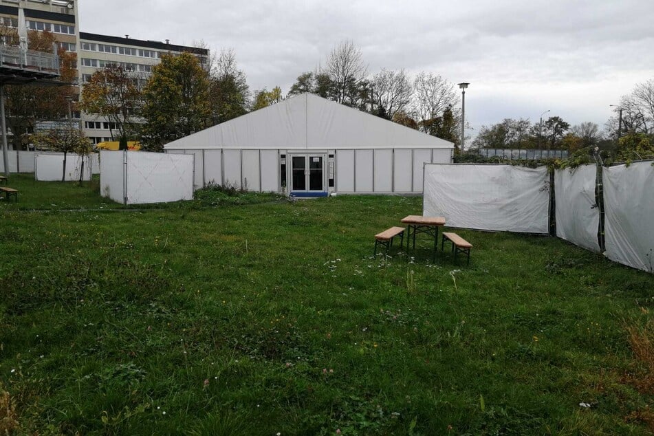 Die Notunterkunft in der Arno-Nitzsche-Straße besteht aus drei großen Zelten. Diese werden beheizt und sind durch eine Dämmung verstärkt.