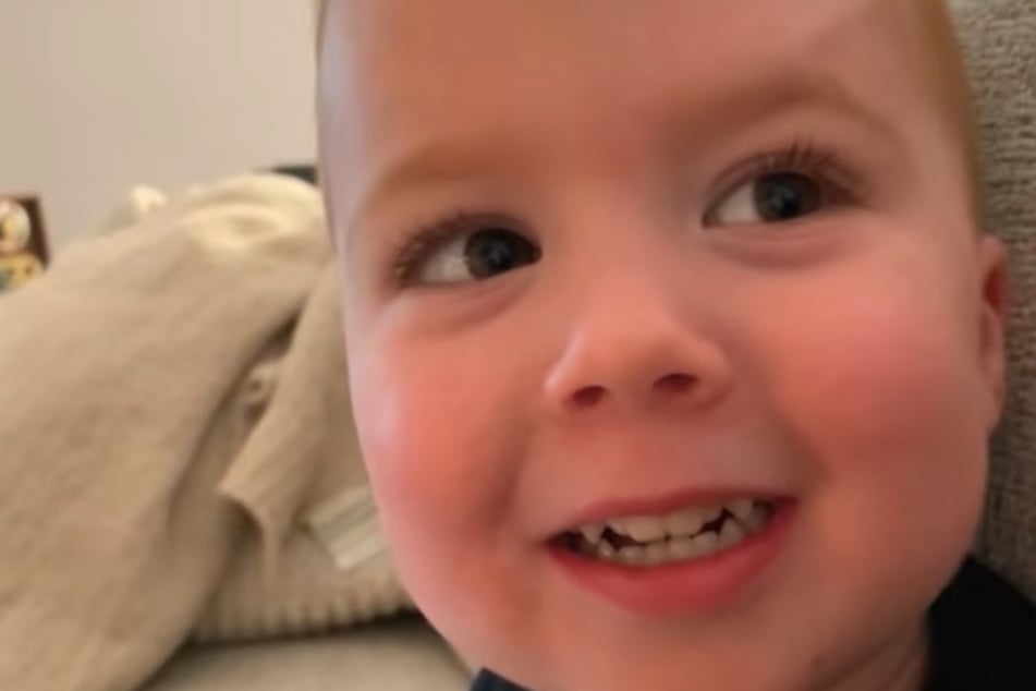 Der Kleine ist stolz auf seine "Schulaufgaben".