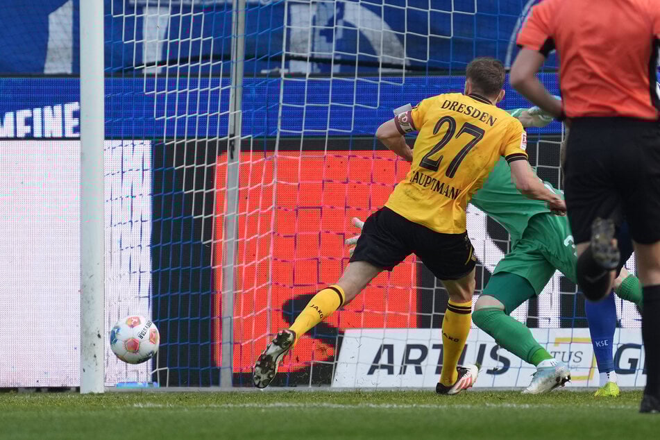 Beim seinem zweiten Treffer bewies Niklas Hauptmann (29, l.) perfektes Timing.