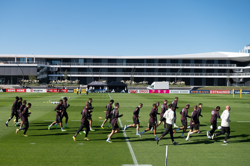 Ein seltenes Bild: Die Nationalelf bereitet sich auf den Plätzen der neuen DFB-Akademie auf ein Länderspiel vor.