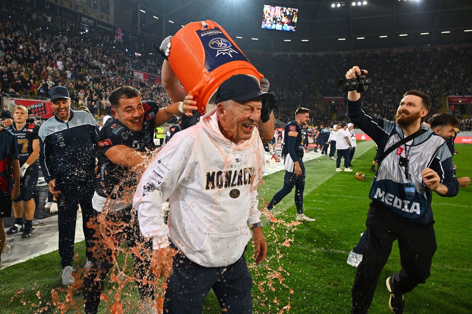 Diese Tradition hat Greg Seamon (v.) sicherlich gern ertragen. Der Champion-Headcoach bekam mit Spielende eine Iso-Drink-Dusche.