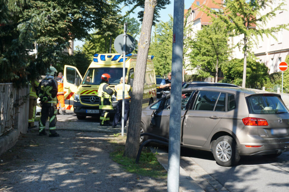 Der graue VW Golf ist nach dem Unfall heftig demoliert.