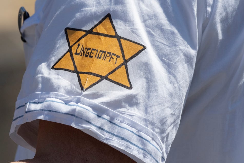 Eine gelbe Binde am Mantel und ein Button mit Davidstern und der Aufschrift "ungeimpft" - über diese Aufmachung bei einer Corona-Demonstration muss neu verhandelt werden. (Symbolbild)