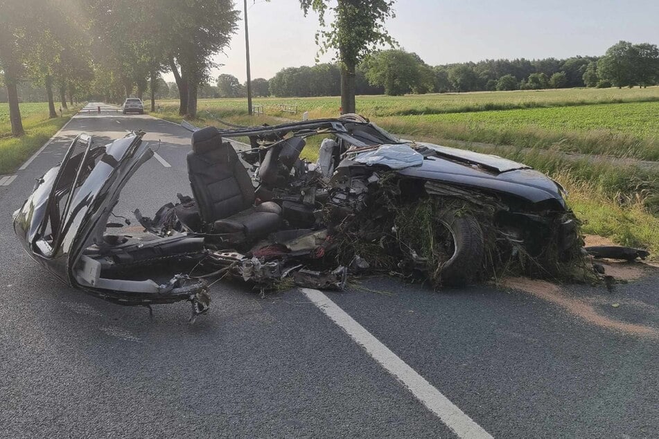 Ein 70 Jahre alter Mann ist mit seinem Audi A8 im Landkreis Verden bei einem Unfall ums Leben gekommen.
