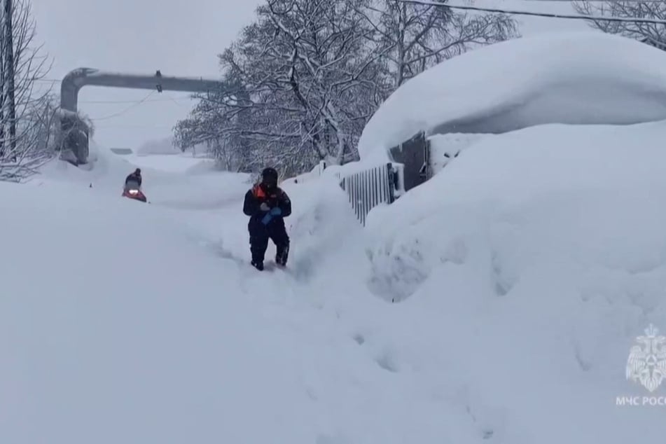 Um schneller von A nach B zu gelangen, hilft jetzt nur noch ein Schneemobil. Autos sind vielerorts gar nicht erst zu finden, da sie unter den Schneemassen begraben liegen.