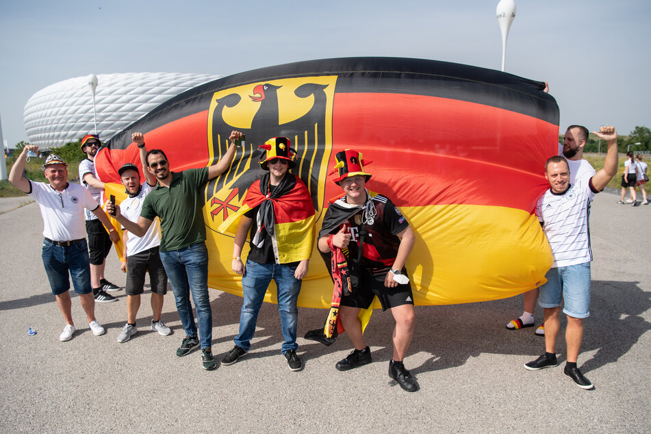 Einige Deutschland-Fans fiebern dem Spiel in der Münchner Allianz Arena entgegen.