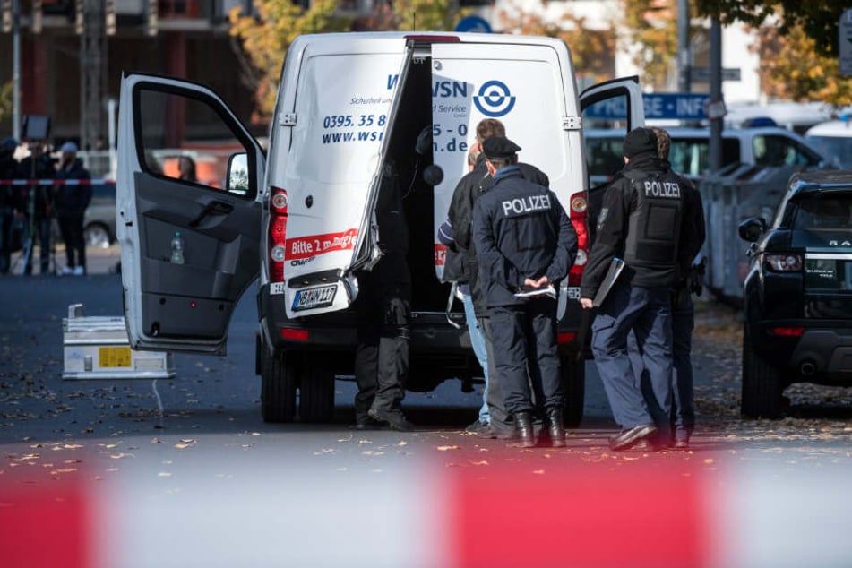 Polizeibeamte stehen an einem Geldtransporter auf der Alexanderstraße/Ecke Schillingstraße. (Archivbild)