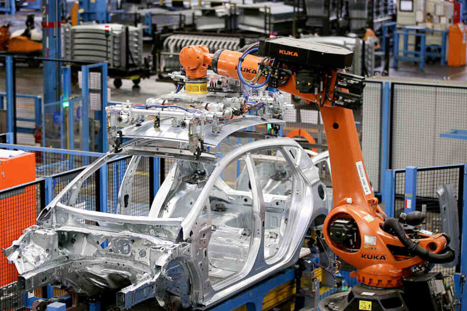 Roboter des Herstellers Kuka bauen im Ford Werk in Köln eine Karosserie zusammen.