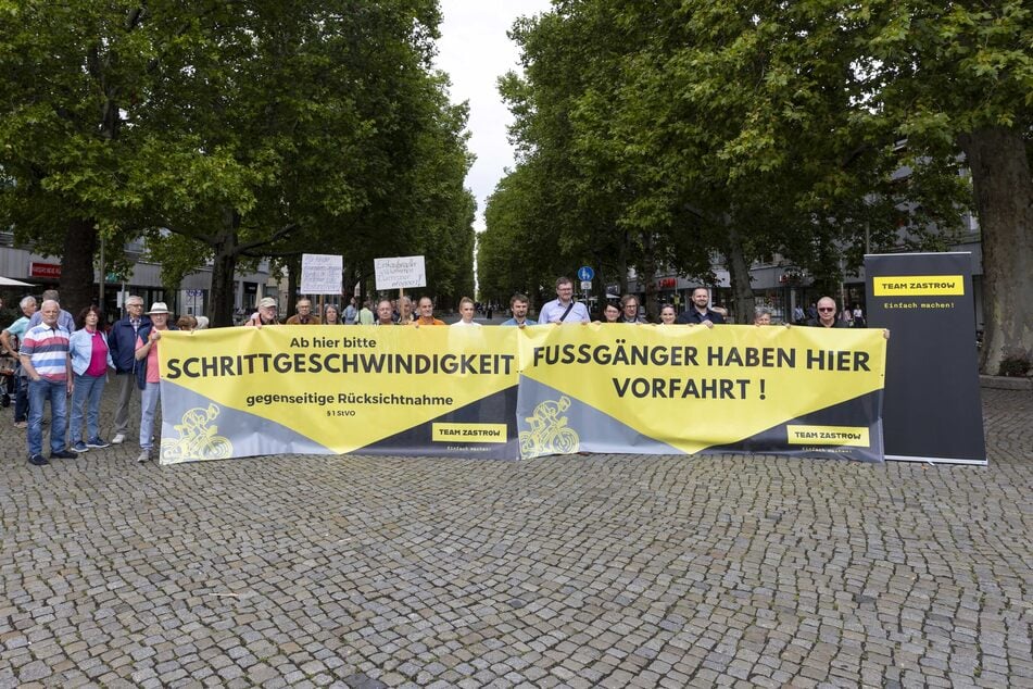 "Schrittgeschwindigkeit": Protestaktion auf der Hauptstraße Anfang September von Händlern, Anwohnern und Team Zastrow (TZ).