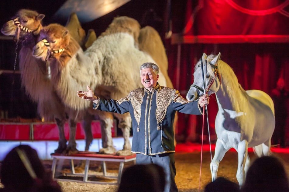 Hardy Weisheit bei einer Veranstaltung mit Kamel- und Pferdedressur. Der diesjährige Weihnachtszirkus wurde von der Stadt wegen Corona abgesagt.