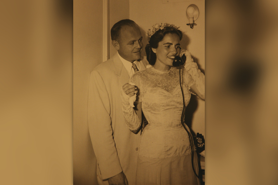 High Society: Sabine Ball mit ihrem Mann Clifford bei der Hochzeit 1953 in den USA.