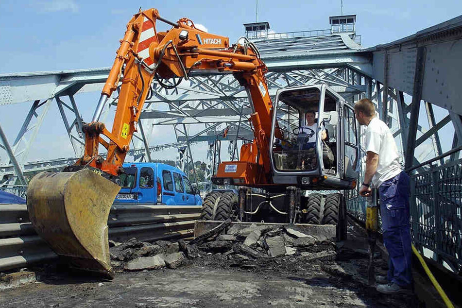 2003 bekam das Blaue Wunder einen neuen Asphalt. In den nächsten Jahren folgen viele weitere Sanierungen.