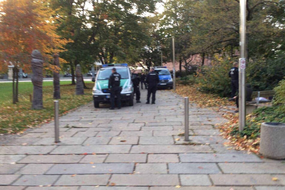 Landes- und Bereitschaftspolizei filzen Donnerstagabend Passanten in der Chemnitzer Innenstadt.