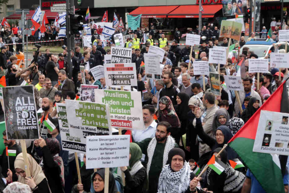 Teilnehmer nehmen an einer antiisraelischen Demonstration anlässlich des jährlich stattfindenden al-Kuds-Tages teil.