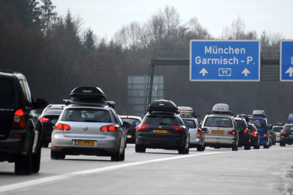 Tödlicher Unfall auf A99 bei München: Junger Autofahrer stirbt