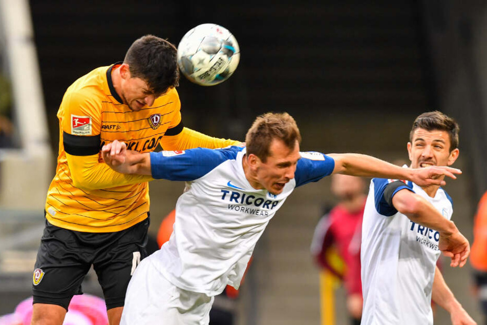 Jannis Nikolaou (l.) setzt sich kraftvoll gegen Robert Tesche und Anthony Losilla durch und köpft zum 1:1 ein.