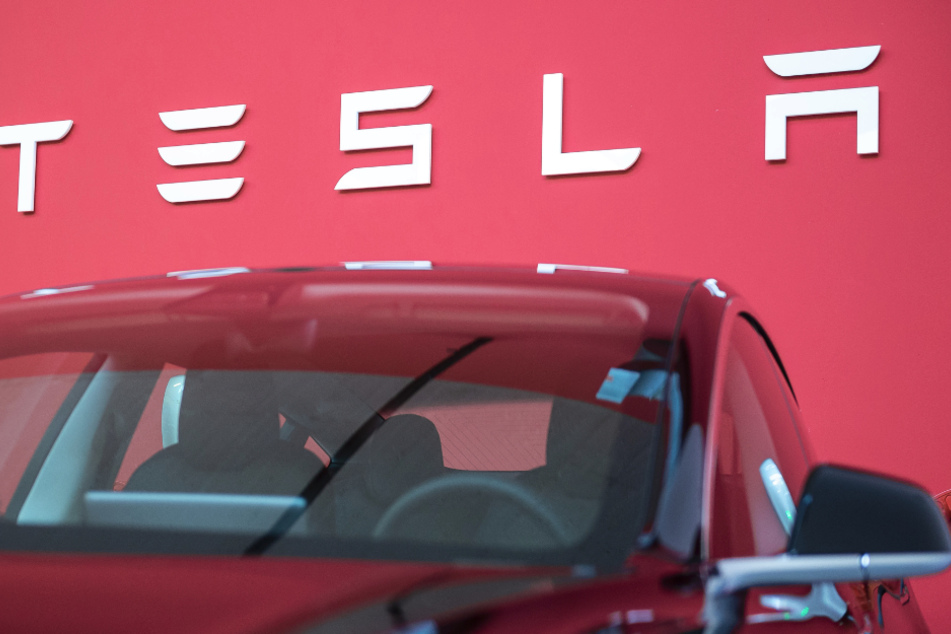 Die Zentrale zur Bekämpfung unlauteren Wettbewerbs wirft Tesla "irreführende Werbung" vor. (Symbolbild)