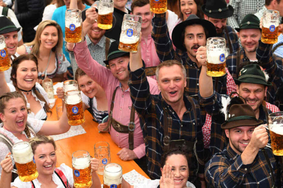 Beste Bier-Laune im Festzelt. Die Wiesn-Besucher hatten sich trotz feucht-fröhlicher Stimmung gut im Griff.