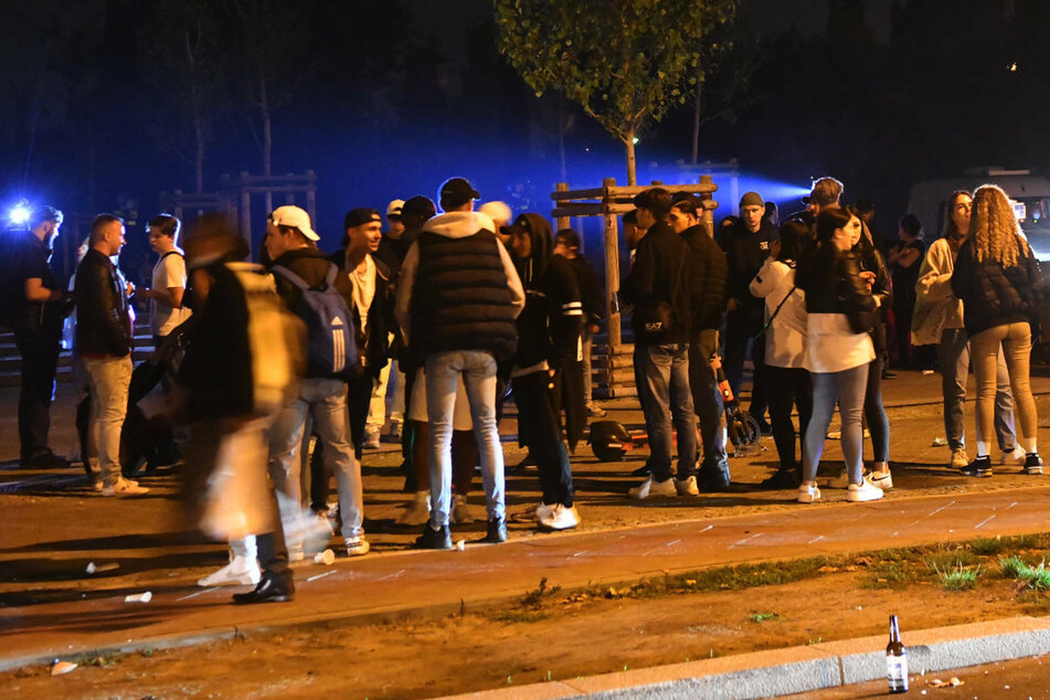 Laut Polizei haben sich am Samstag gegen Mitternacht noch rund 3000 Feiernde im Berliner Mauerpark aufgehalten.