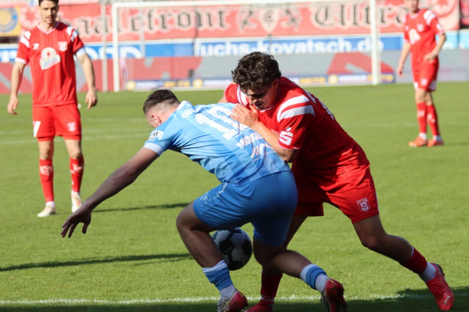 So zweikampfstark wie Artur Mergel (l.) in dieser Szene präsentierte sich der CFC in der ersten Halbzeit zu selten.