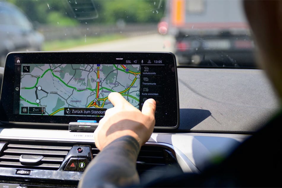 Weil er sich blind auf sein Navigationsgerät verließ, landete ein Senior mit seinem Auto im Grünen. (Symbolfoto)