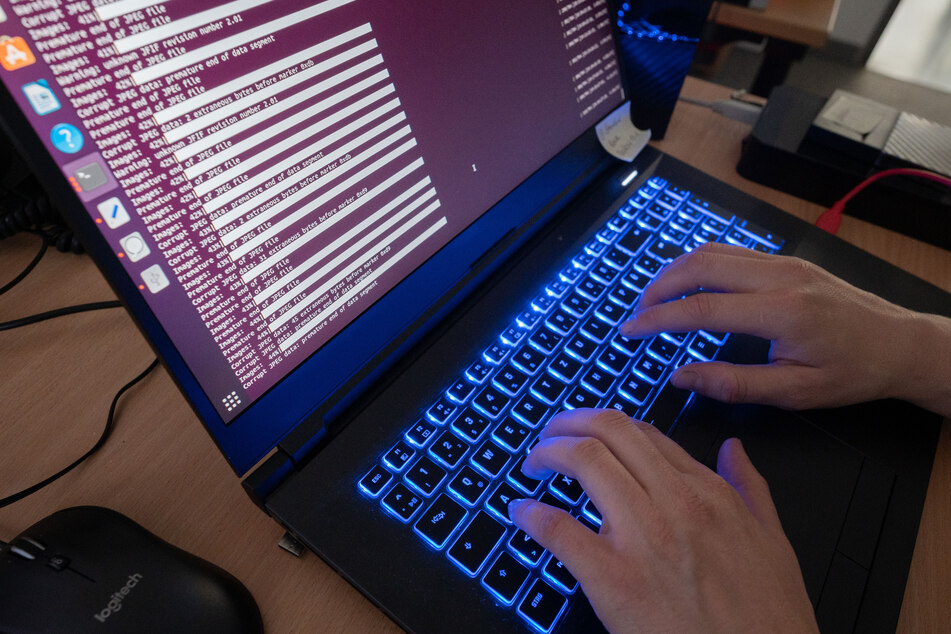 Hinter dem Cyber-Angriff auf mehr als 70 NRW-Kommunen soll die Hackergruppe namens "Akira" stecken. (Symbolbild)