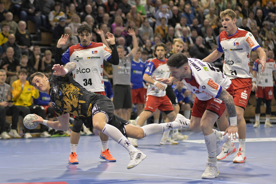 So viel Platz bekam Oliver Seidler (27, l.) bei der Pleite gegen Balingen nur selten.