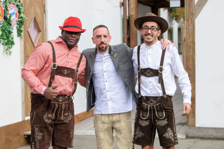 Franck Ribery mit zwei Freunden auf dem Oktoberfest 2018: Der Ex-Bayernstar vermisst die Wiesn.