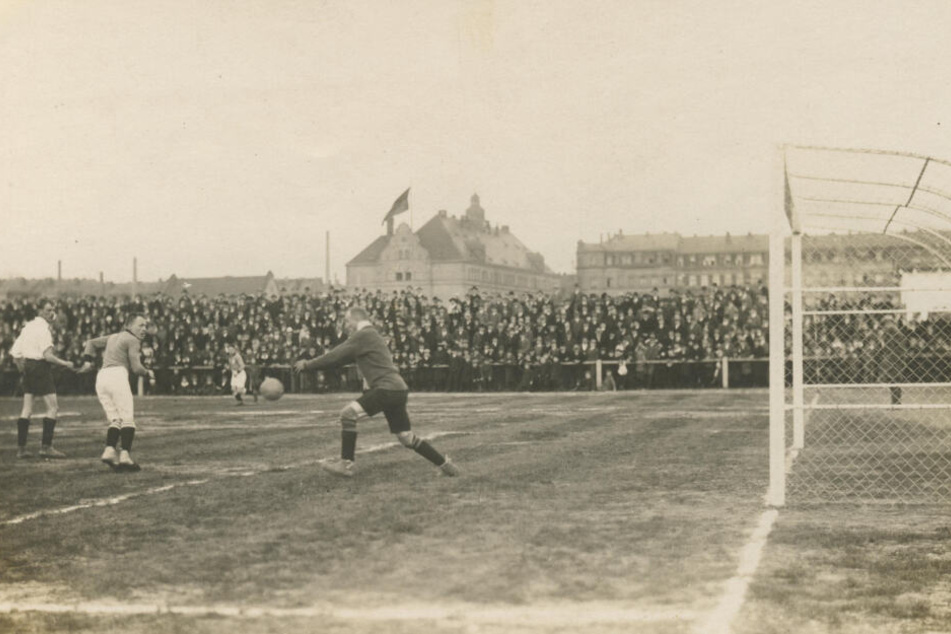 So wurde vor etwa 100 Jahren auf dem Sportplatz an der Friedensstraße (im Hintergrund das Hechtviertel) gekickt.