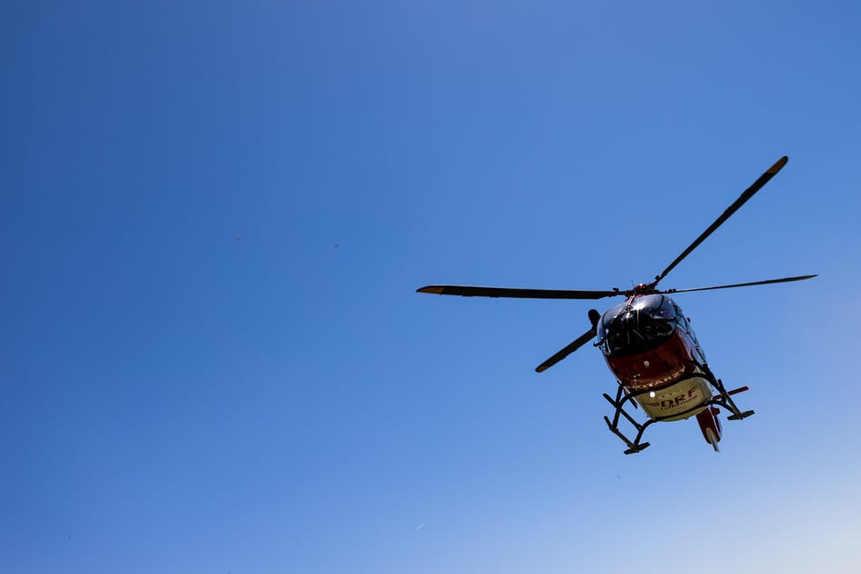 Biker von Maschinen geschleudert und schwer verletzt