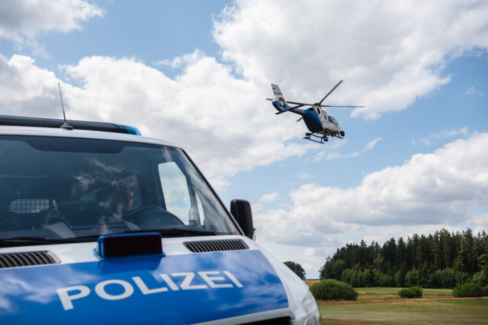 Ein Polizeihubschrauber in der Luft. (Symbolbild)