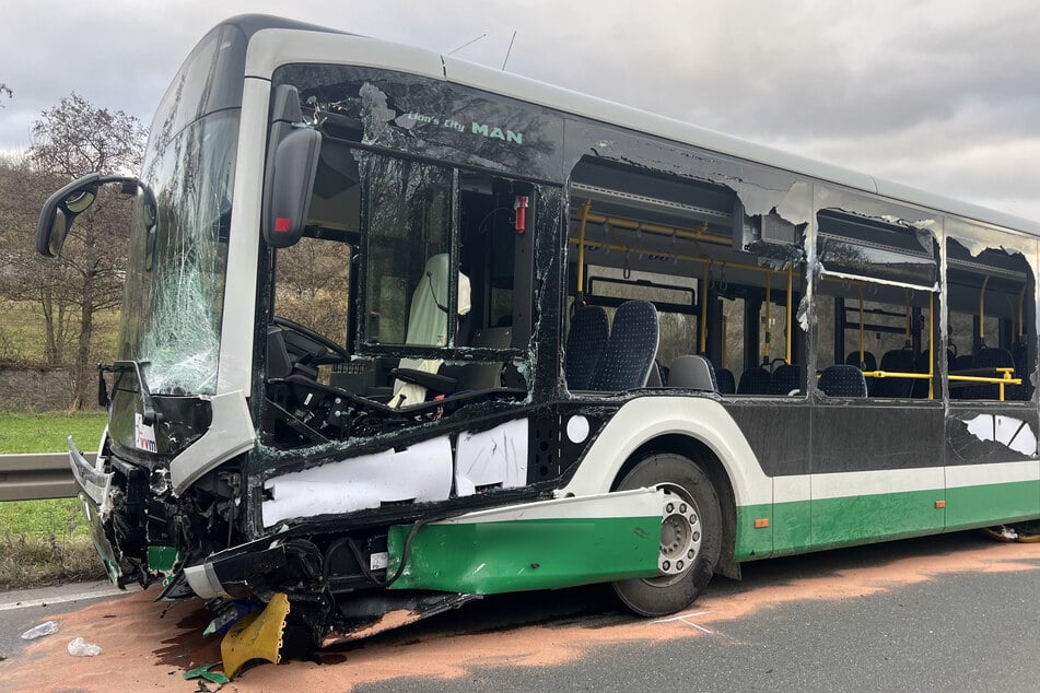 Der Bus wurde durch den Zusammenprall massiv beschädigt.