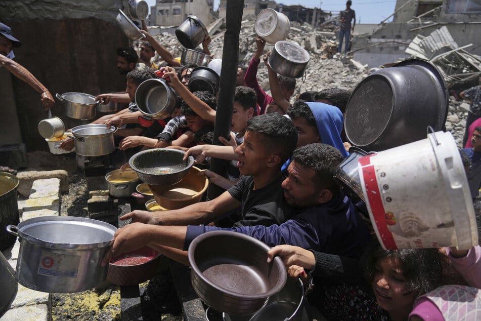 Palästinenser stehen für Lebensmittel im nördlichen Gazastreifen an. Die Verteilung erster Hilfsgüter im Gazastreifen hat laut einer Stiftung begonnen. (Archivfoto)