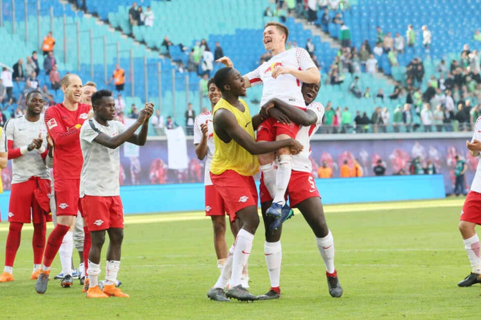 Dominik Kaiser wird von Ibrahima Konaté und Dayot Upamecano auf Händen getragen. Sonntag findet sein Abschiedsspiel statt.
