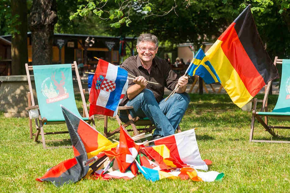 Entspannt Fußballschauen: Holger Zastrow (49) trifft Vorbereitungen für das Public Viewing auf der Hofewiese.