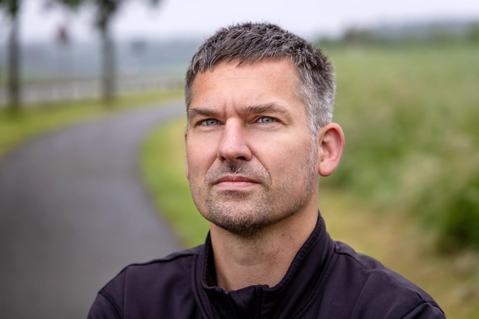 Chris Stegert (39) von der Bürgerinitiative "Gegenwind Zwickauer Land" hofft, dass die große Windkraftanlage in Schönfels nicht gebaut wird.