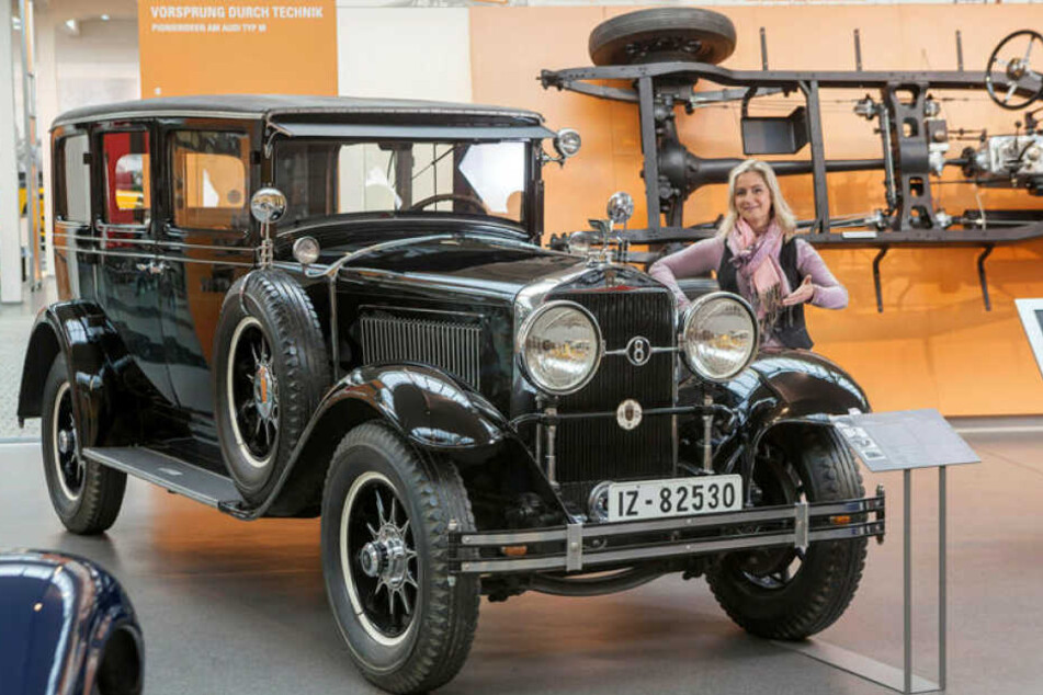Der Ex-Wagen von Bergens Bürgermeister Ragnvald Johan Lorentzen, ein Horch 350, daneben Annett Kannhäuser (47) vom des Horch-Museum.
