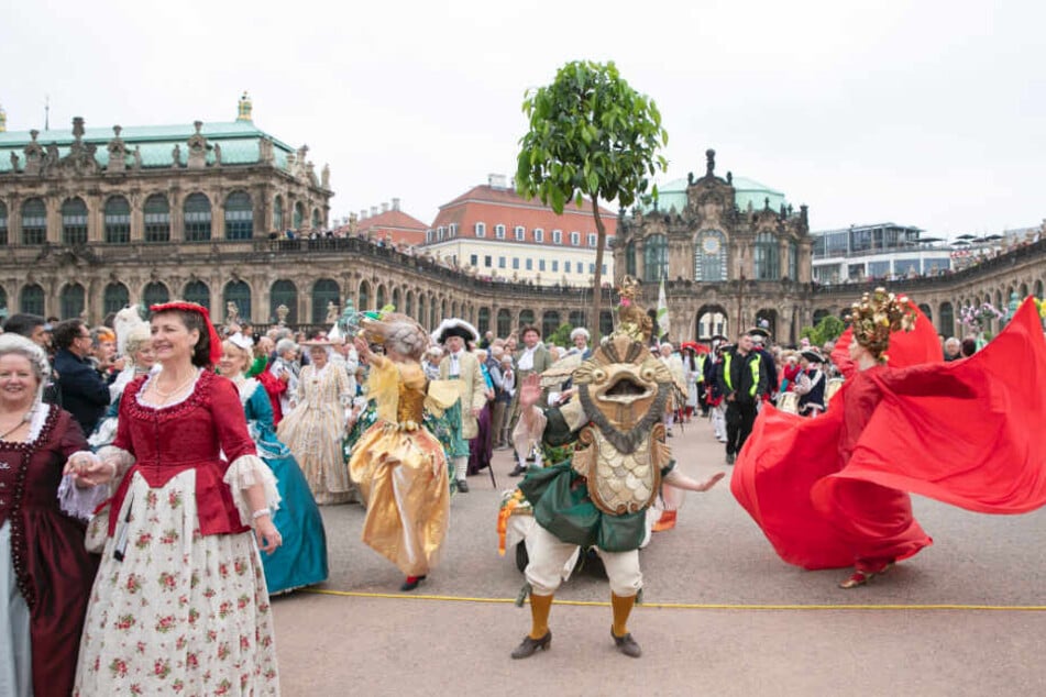 Das Schlösserland Sachsen feiert jährlich den Wiedereinzug der Orangenbäumchen in den Zwinger mit einem Umzug.