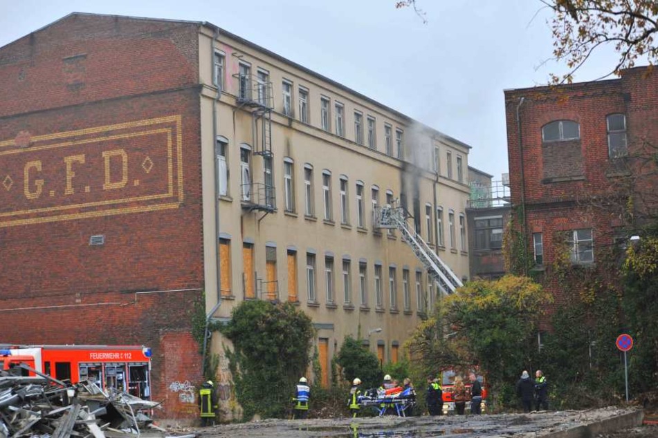 Die Feuerwehr rückte bei dem Brand von zwei Seiten an.