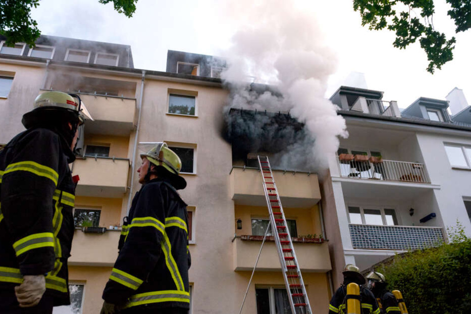 Die Rauchentwicklung bei dem Wohnungsbrand in Heimfeld war so heftig, dass die Feuerwehr zunächst nur über Leitern ins Haus kam.