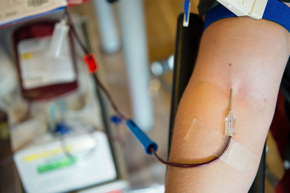 In einigen Bundesländern ist die Blutspendebereitschaft der Menschen nach Angaben des Deutschen Roten Kreuzes stark zurückgegangen.